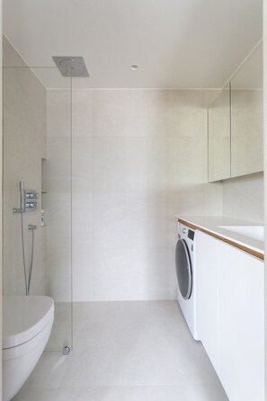 Premium-Zimmer | Badezimmer | Haartrockner, Handtücher, Shampoo