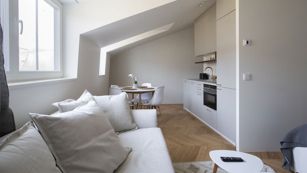 A modern, minimalist living space with a loft-style kitchen, a dining area, and a cozy seating area. - 2ndhomes Ullanlinna Penthouse Apartments 2 (Helsinki)