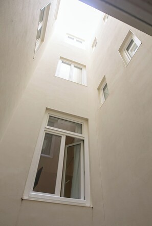 雙人房 | 房內夾萬、隔音、熨斗/熨衫板、免費 Wi-Fi