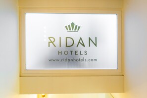 A sign for Ridan Hotels with a crown logo and website URL. - The Lift Apartments by RIDAN Hotels (Lisbon)