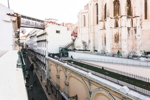 A historic building with a prominent facade, a pedestrian bridge, and a well-maintained garden area. - The Lift Apartments by RIDAN Hotels (Lisbon)