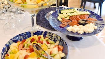 Sarapan bufet setiap hari (EUR 10 seorang)