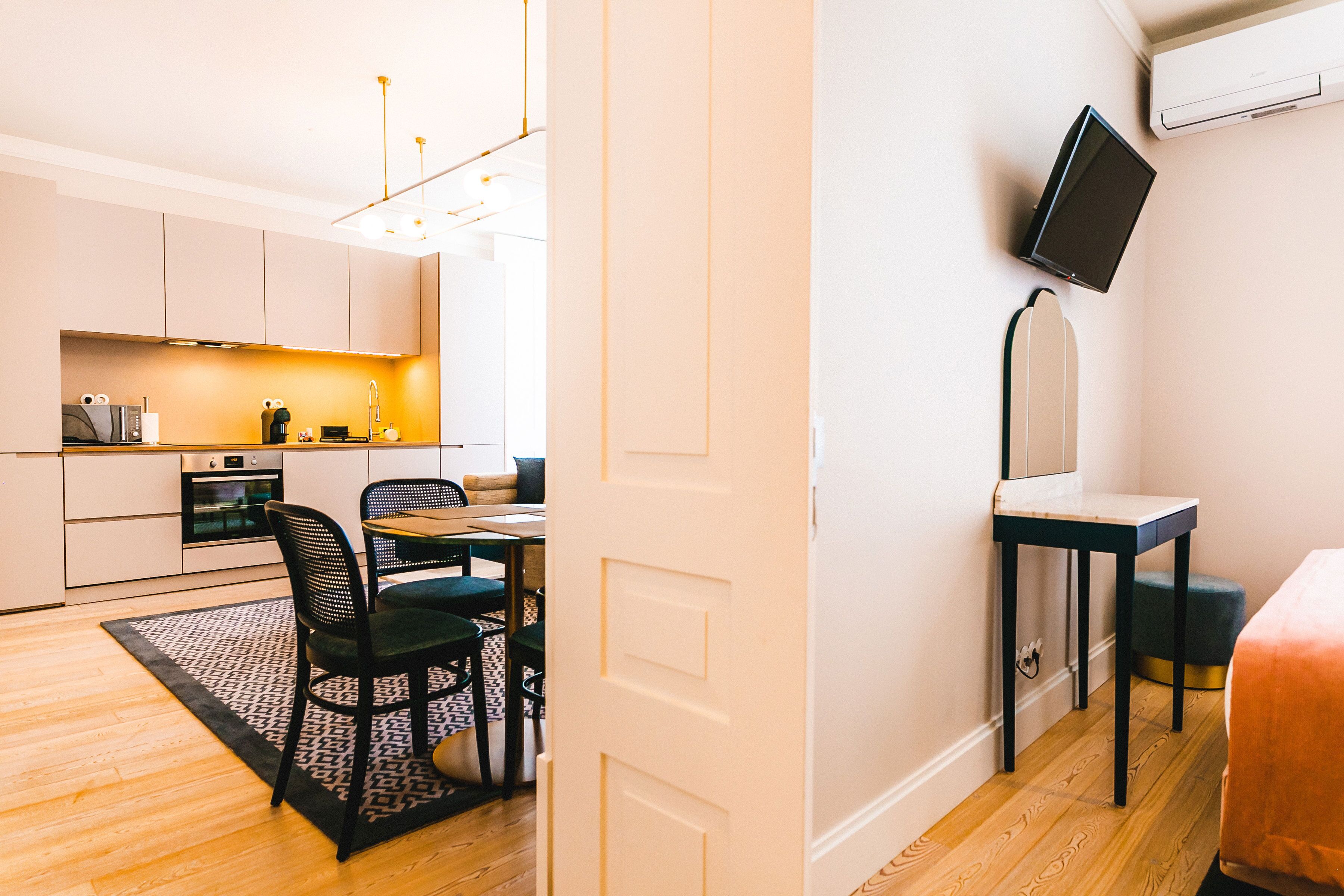 In-room safe, soundproofing, iron/ironing board, free WiFi