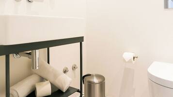 Superior appartement, 2 slaapkamers, uitzicht op de stad | Badkamer | Een douche, een regendouche, een haardroger, handdoeken