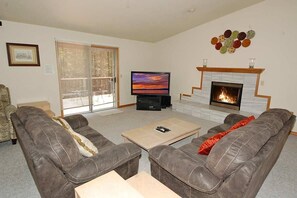 Fernseher, Kamin, DVD-Player