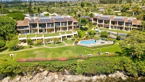 Un complexe hôtelier comprenant plusieurs bâtiments, une piscine et une végétation luxuriante.