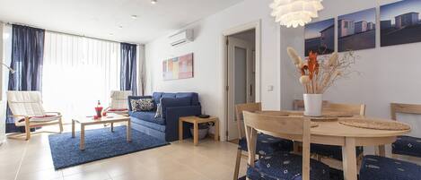 Televisión, reproductor de DVD, estéreo