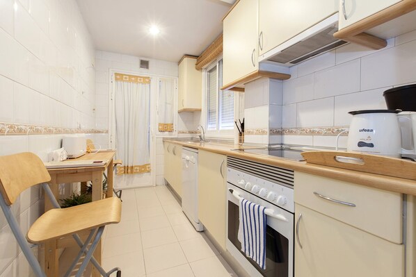 Jääkaappi, mikroaaltouuni, uuni, liesi