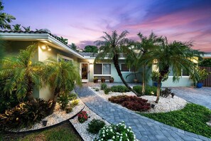 Exterior - Just 10min to downtown Ft. Lauderdale & beach, this modern home offers everything a group could want for an upscale relaxing getaway. Unwind in the very private and peaceful backyard oasis, featuring a heated pool ($), 6-person hot tub & fire pit. (Fort Lauderdale)