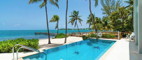 Una piscina al aire libre, una piscina infinita