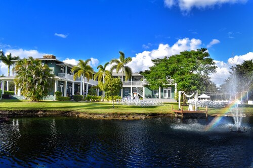 Saint Patrick Palace - Wedding-Ready Luxury Estate w/ Pool & Guest Cottage