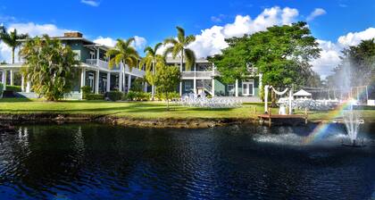 Saint Patrick Palace - Wedding-Ready Luxury Estate w/ Pool & Guest Cottage