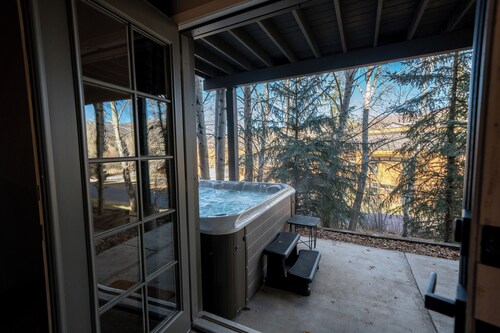 Modern Home | Private Hot Tub | Walk to Beaver Creek Shuttle | EV Charging
