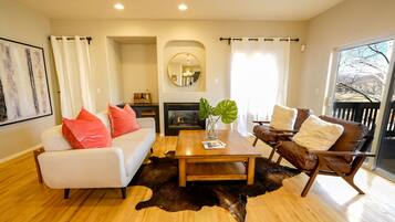 Smart TV, fireplace, books, offices