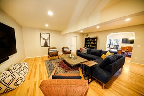 Smart TV, fireplace, books, offices