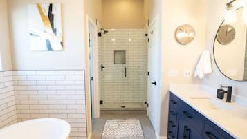 Combined shower/tub, hair dryer, towels