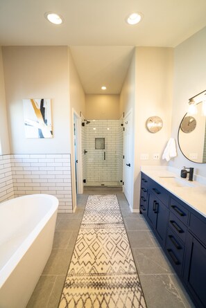 Combined shower/bathtub, hair dryer, towels
