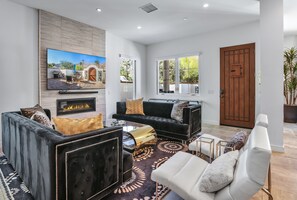 TV connectée, cheminée, livres, espaces bureaux