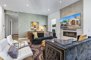 Smart TV, fireplace, books, offices - Vista Montaña - Beautiful downtown townhome! (Palm Springs)