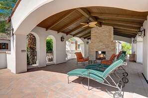 Terrace/patio - Vista Montaña - Beautiful downtown townhome! (Palm Springs)