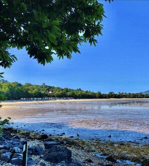 Beach nearby - Boutique-style holiday cottage, beautifully decorated with wood burner & hot tub (Llanbedrog)