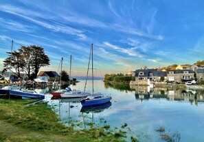 Marina - Boutique-style holiday cottage, beautifully decorated with wood burner & hot tub (Llanbedrog)