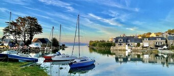 Boutique-style holiday cottage, beautifully decorated with wood burner & hot tub