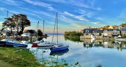 Boutique-style holiday cottage, beautifully decorated with wood burner & hot tub