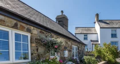 Boutique-style holiday cottage, beautifully decorated with wood burner & hot tub