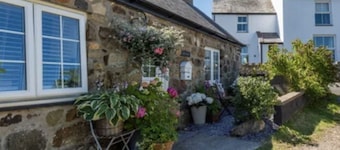 Boutique-style holiday cottage, beautifully decorated with wood burner & hot tub