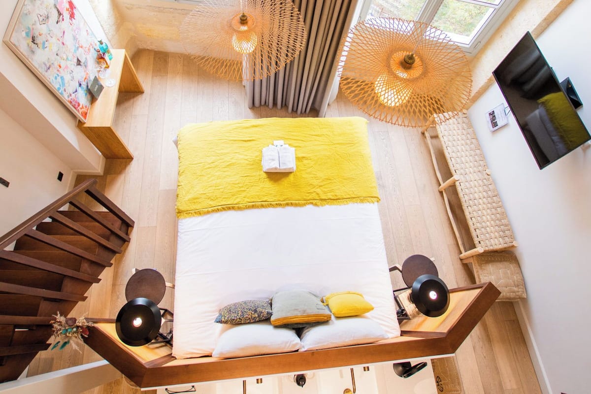 Ropa de cama de alta calidad, sistema de insonorización y wifi gratis