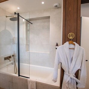 Suite | Badkamer | Een douche, handdoeken