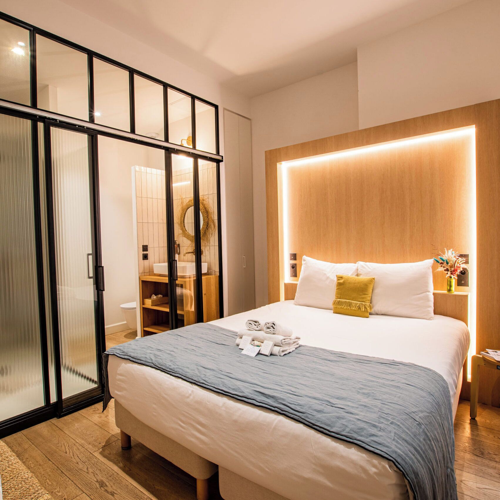 Ropa de cama de alta calidad, sistema de insonorización y wifi gratis 