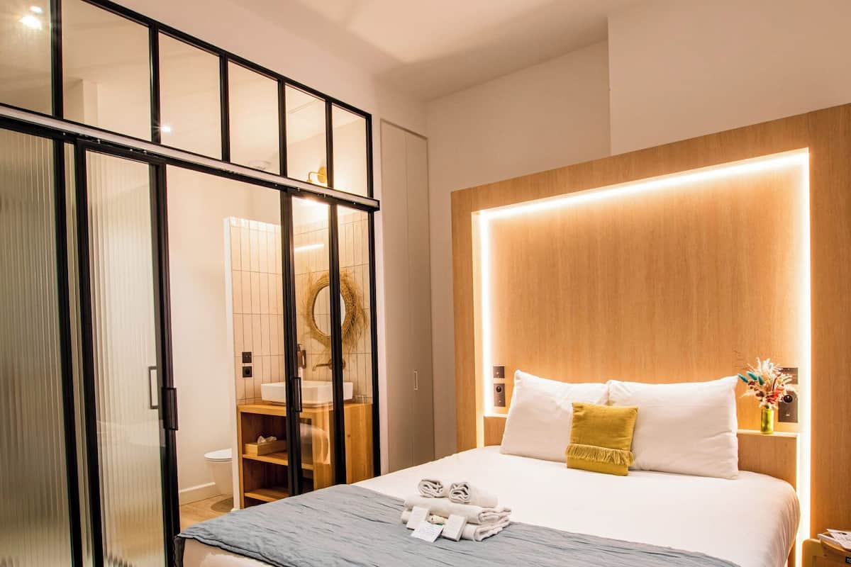 Ropa de cama de alta calidad, sistema de insonorización y wifi gratis