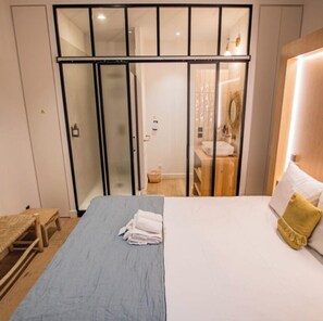 Comfort Double Room, Courtyard View | Premium bedding, soundproofing, free WiFi, bed sheets - LOLA Boutique Hôtel Bordeaux Centre (Bordeaux)