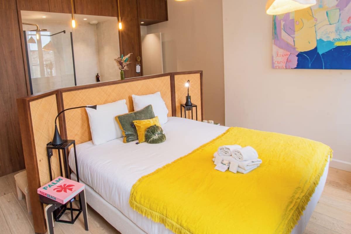 Ropa de cama de alta calidad, sistema de insonorización y wifi gratis