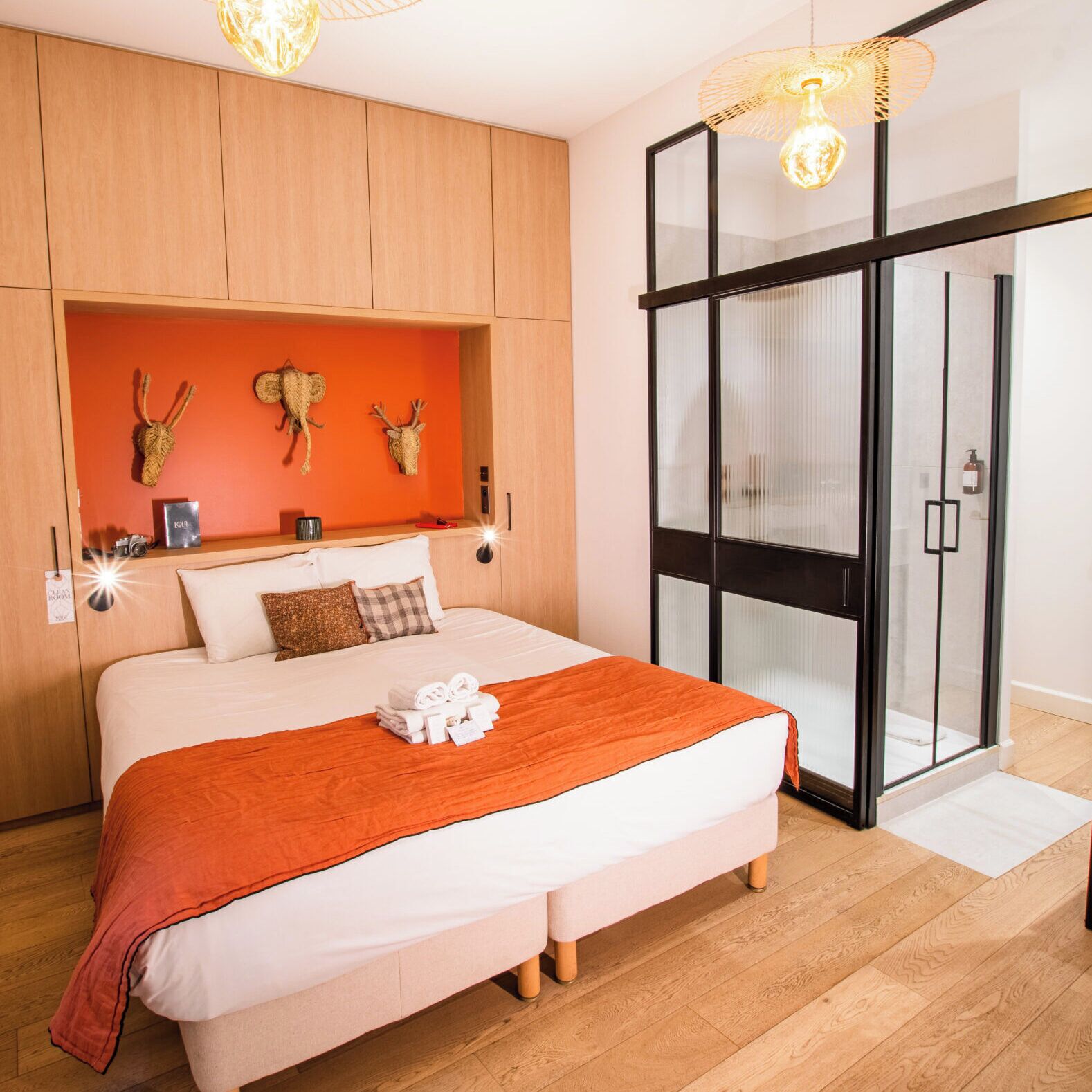 Ropa de cama de alta calidad, sistema de insonorización y wifi gratis 