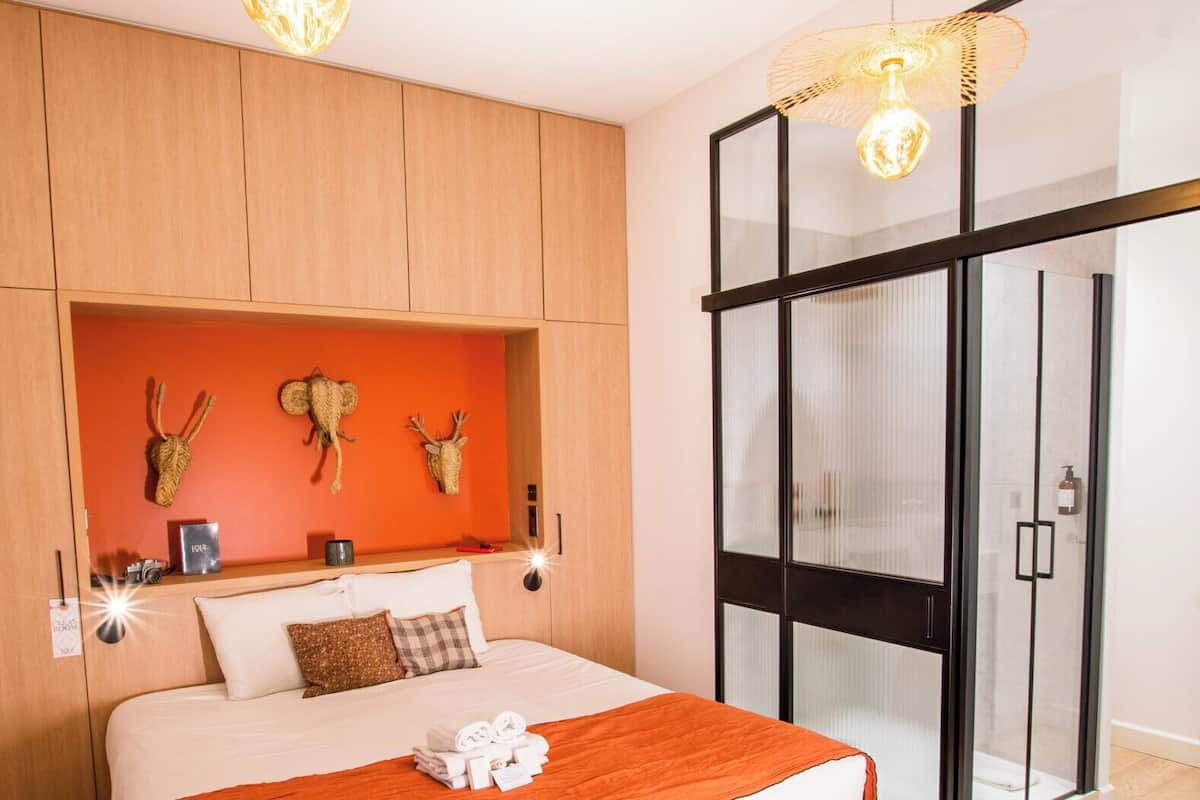 Ropa de cama de alta calidad, sistema de insonorización y wifi gratis