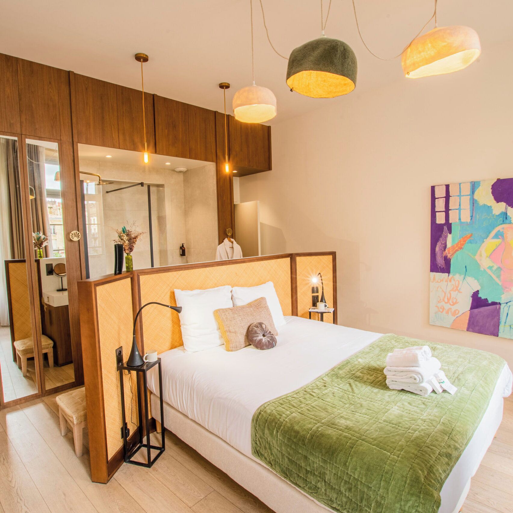 Ropa de cama de alta calidad, sistema de insonorización y wifi gratis 