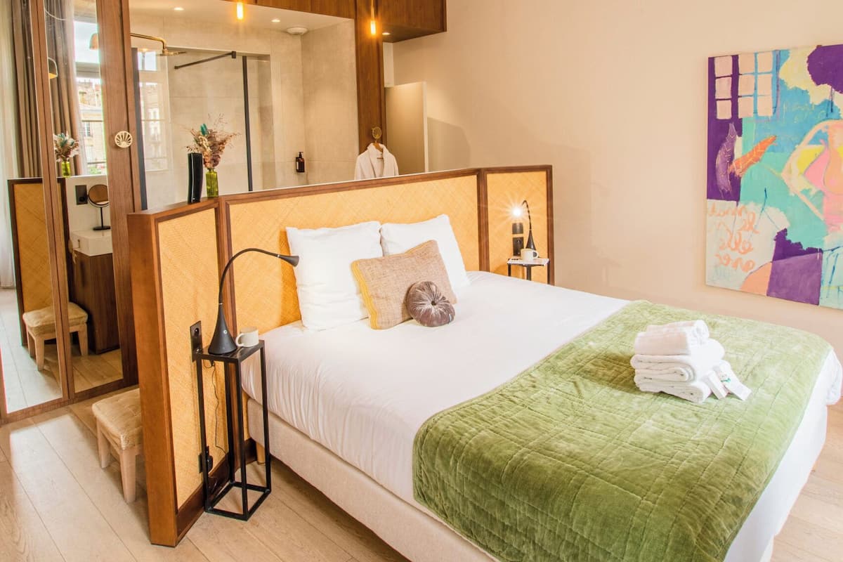 Ropa de cama de alta calidad, sistema de insonorización y wifi gratis