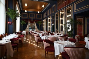 4 Restaurants; Frühstück, Mittagessen und Abendessen werden serviert