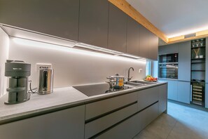 Apartamento família, vários quartos, 2 banheiros (Lina) | Cozinha privada | Micro-ondas, fogão, cooktop, lava-louças