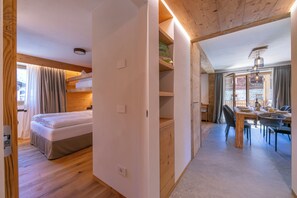 Appartement Familial, plusieurs chambres, 2 salles de bains (Giulia) | 2 chambres, fer et planche à repasser, Wi-Fi gratuit, draps fournis
