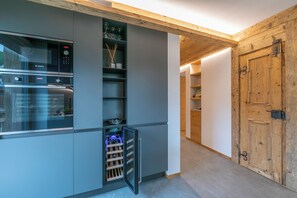 Microondas, horno, placa de cocina, lavavajillas