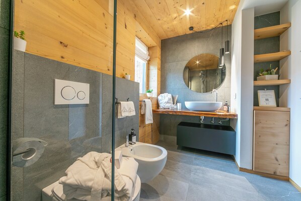Family Apartment, Multiple Bedrooms, 2 Bathrooms (Lina) | Bathroom