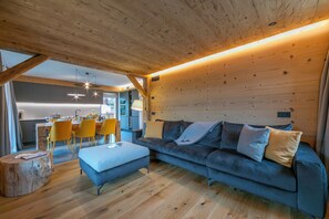 Apartamento família, vários quartos, 2 banheiros (Lina) | Área de estar | TV de tela plana