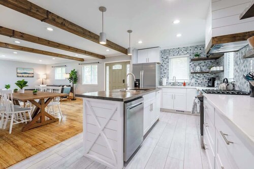 Stunning Three Bedroom Lake Escape