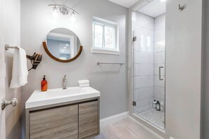 Bathtub, hair dryer, towels, shampoo
