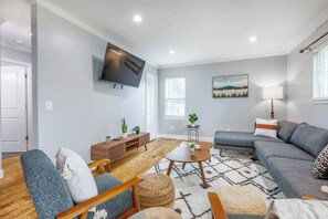 Una televisión, una oficina