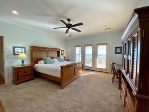 4 soverom, skrivebord, strykejern/-brett og reiseseng for barn